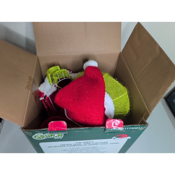 49" CHRISTMAS LIGHTED TINSEL GRINCH W/ STOCKINGS 3D YARD SCULPTURE DECOR - Picture 6 of 10